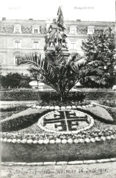 Stadtarchiv Weimar, 60 10-5/25, Blick zum Kriegerdenkmal 1870/71 auf dem Watzdorfplatz, um 1915