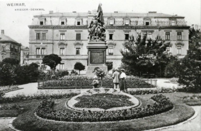 Stadtarchiv Weimar, 60 10-5/25, Blick zum Kriegerdenkmal 1870/71 auf dem Watzdorfplatz, 1915