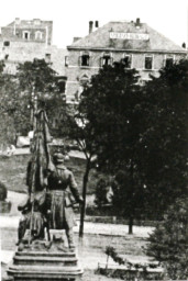 Stadtarchiv Weimar, 60 10-5/25, Blick auf die Rückansicht des Kriegerdenkmals auf dem Watzdorfplatz, um 1900