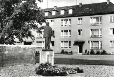 Stadtarchiv Weimar, 60 10-5/25, Buchenwaldplatz mit Ernst-Thälmann-Denkmal, ohne Datum