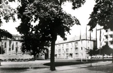 Stadtarchiv Weimar, 60 10-5/25, Blick von der Leninstraße auf den Platz der 56.000 (früher Watzdorfplatz), 1988