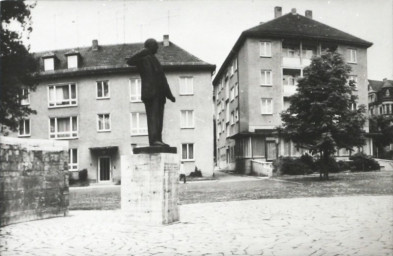 Stadtarchiv Weimar, 60 10-5/25, Blick zum "Ernst-Thälmann-Denkmal" auf dem Platz der 56.000 (heutiger Buchenwaldplatz), 1988