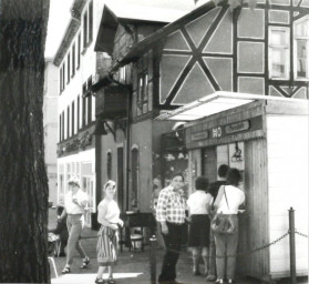 Stadtarchiv Weimar, 60 10-5/25, Das "Bratwurstglöckl" in der Leninstraße, 1985