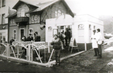 Stadtarchiv Weimar, 60 10-5/25, Das "Bratwurstglöckl" in der Leninstraße, 1989