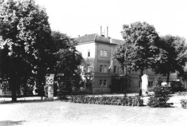 Stadtarchiv Weimar, 60 10-5/25, Blick vom August-Baudert-Platz zum Hotel "Kaiserin Augusta", 1980