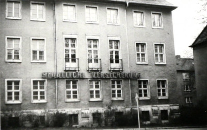 Stadtarchiv Weimar, 60 10-5/25, Blick auf Haus Nr. 67, Ecke Leninstraße/ Carl-von-Ossietzky-Straße, 1980