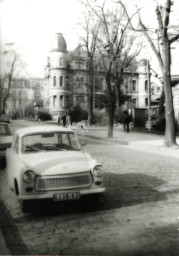 Stadtarchiv Weimar, 60 10-5/25, Blick in die Leninstraße (heute Carl-August-Allee) , 1985