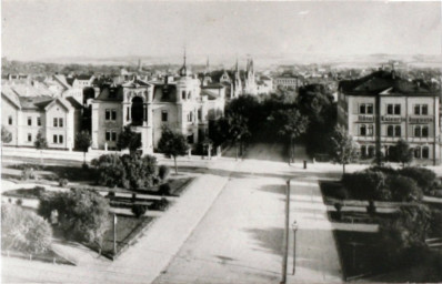 Stadtarchiv Weimar, 60 10-5/25, Blick vom Bahnhof über den Jubiläumsplatz in die Sophienstraße, 1900