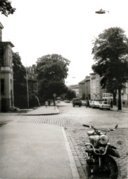 Stadtarchiv Weimar, 60 10-5/25, Blick in die Leninstraße (heutige Carl-August-Allee), 1980