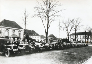 Stadtarchiv Weimar, 60 10-5/25, Die Sieger ihrer Klasse vor dem Hotel "Kaiserin Augusta", um 1930