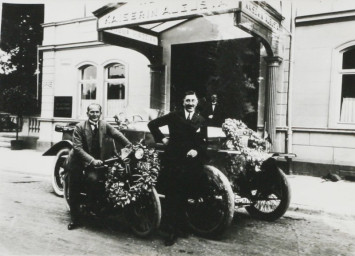 Stadtarchiv Weimar, 60 10-5/25, Blick auf den Eingang Hotel "Kaiserin Augusta" am Jubiläumsplatz, ohne Datum