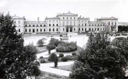 Stadtarchiv Weimar, 60 10-5/25, Blick aus dem Hotel "Kaiserin Augusta" auf den Jubiläumsplatz und zum Bahnhof , um 1912