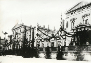 Stadtarchiv Weimar, 60 10-5/25, Geschmückter Bahnhof zum Empfang der jungvermählten Großherzogin Feodora, 1900