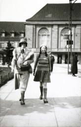 Stadtarchiv Weimar, 60 10-5/25, Blick zum Eingang des Bahnhofs , um 1935