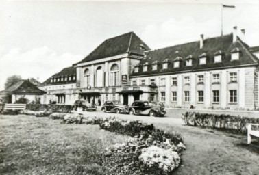 Stadtarchiv Weimar, 60 10-5/25, Blick über den August-Baudert-Platz zum Reichsbahnhof, 1950