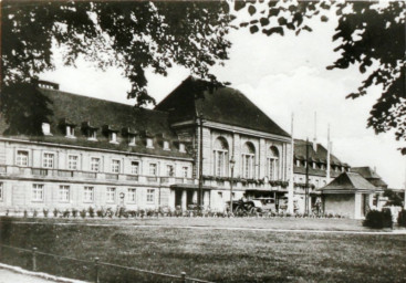 Stadtarchiv Weimar, 60 10-5/25, Blick über Jubiläumsplatz zum Bahnhof, nach 1945