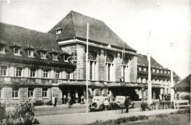 Stadtarchiv Weimar, 60 10-5/25, Blick vom Jubiläumsplatz zum Bahnhofsgebäude, ohne Datum