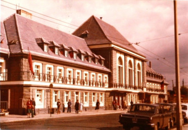 Stadtarchiv Weimar, 60 10-5/25, Blick in die Schopenhauerstraße mit Bahnhofsgebäude, 1985