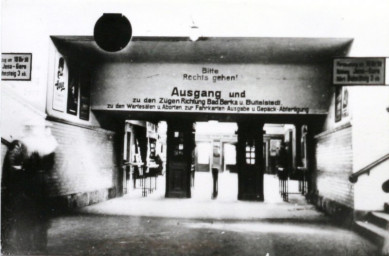 Stadtarchiv Weimar, 60 10-5/25, Blick durch die Sperre in die Bahnhofsvorhalle und zu den Ausgängen, um 1910