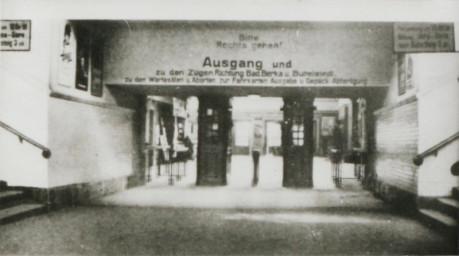 Stadtarchiv Weimar, 60 10-5/25, Blick durch die Sperre  in die Bahnhofsvorhalle und zu den Ausgängen, um 1920