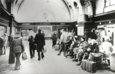 Stadtarchiv Weimar, 60 10-5/25, Blick in die Bahnhofsvorhalle mit Wartebereich, 1987