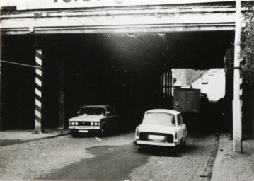 Stadtarchiv Weimar, 60 10-5/25, Blick durch die Bahn-Brücke zur Buttelstedterstraße, 1977