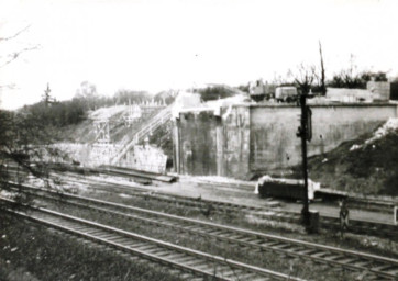 Stadtarchiv Weimar, 60 10-5/25, Blick auf den Standort der alten "Eisernen Brücke" , ohne Datum