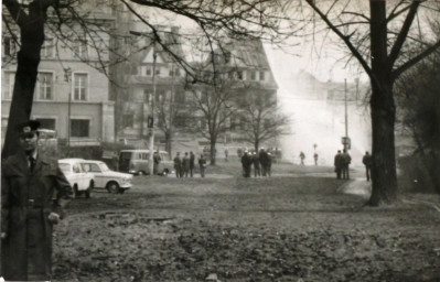 Stadtarchiv Weimar, 60 10-5/25, Blick von der Tankstelle (heute Autoparkplatz) links Ecke Ernst-Thälmann-Straße auf dem Karl-Marx-Platz (Weimarplatz), 1984