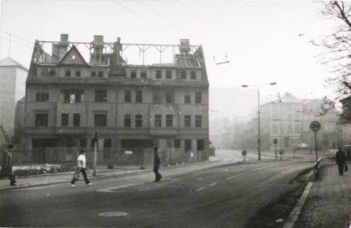 Stadtarchiv Weimar, 60 10-5/23, Blick aus der Bertuchstraße auf die Karl-Liebknechtstraße 18/20 , 1984