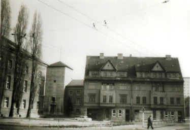 Stadtarchiv Weimar, 60 10-5/23, Blick aus der Bertuchstraße auf das Gebäude Karl-Liebknecht-Straße 18/20, 1982