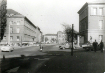 Stadtarchiv Weimar, 60 10-5/23, Blick auf die Straßenkreuzung Karl-Liebknecht-Straße/Friedensstraße/Bertuchstraße in den Karl-Marx-Platz, 1987