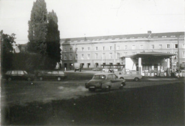 Stadtarchiv Weimar, 60 10-5/23, Blick von der Bertuchstraße auf die Minol-Tankstelle und Parkplatz, 1986