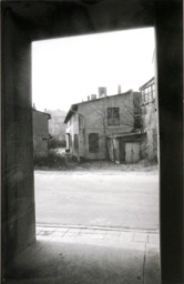 Stadtarchiv Weimar, 60 10-5/23,  Blick aus den Arkaden des Internatsgebäude "Edwin Hoernle" , 1985