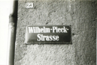 Stadtarchiv Weimar, 60 10-5/26, Straßenschild "Wilhelm-Pieck-Straße" und Schild der Hausnummer 23, ohne Datum