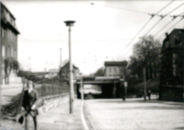 Stadtarchiv Weimar, 60 10-5/26, Blick in die Wilhelm-Pieck-Straße mit Eisenbahnbrücke, 1980