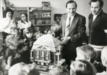 Stadtarchiv Weimar, 60 10-5/26, OB Gerhart Baumgärtel besucht den Kindergarten "Käte Duncker". , 1983