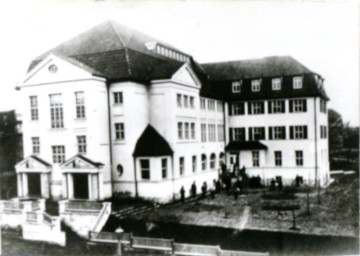 Stadtarchiv Weimar, 60 10-5/26, Blick auf Volkshaus Weimar von der Friedrich-Ebert-Straße, 1918