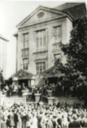 Stadtarchiv Weimar, 60 10-5/26, Blick auf Volkshaus Weimar von der Friedrich-Ebert-Straße, um 1920