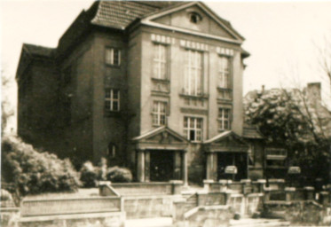 Stadtarchiv Weimar, 60 10-5/26, Blick auf Volkshaus Weimar von der Friedrich-Ebert-Straße, 1933