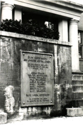 Stadtarchiv Weimar, 60 10-5/26, Blick auf Gedenktafel vor dem Volkshaus Weimar, ohne Datum