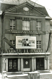 Stadtarchiv Weimar, 60 10-5/26, Blick auf Haus des FDGB "Kreiskulturhaus",  Wilhelm-Pieck-Straße 8, um 1950