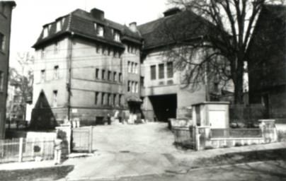 Stadtarchiv Weimar, 60 10-5/26, Blick auf das Volkshaus von der Eduard-Rosenthal-Straße (früher Harthstraße), 1987