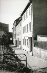 Stadtarchiv Weimar, 60 10-5/26, Blick in die Friedrich-Ebert-Straße 1-5, 1983