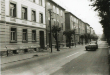 Stadtarchiv Weimar, 60 10-5/26, Blick in die Friesstraße zur Eduard-Rosenthal-Straße, 1987