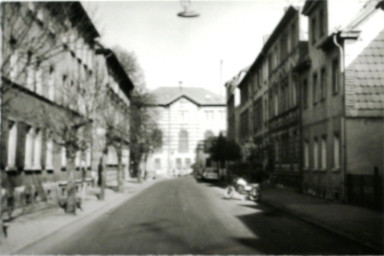 Stadtarchiv Weimar, 60 10-5/26, Blick in die Carl-von-Ossietzky-Straße zur Straßenkreuzung Schlachthofstraße, 1980