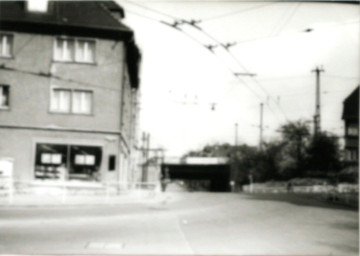 Stadtarchiv Weimar, 60 10-5/26, Blick auf Eisenbahn-Unterführung in der Ettersburger Straße, 1985