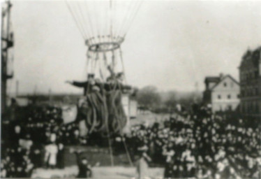 Stadtarchiv Weimar, 60 10-5/26, Von der alten Gasanstalt in der Ettersburger Straße aufgefüllter Freiballon , um 1900