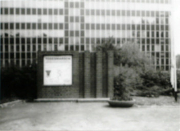 Stadtarchiv Weimar, 60 10-5/26, Blick auf Stele "Todesmarsch" Ettersburger Straße , 1987