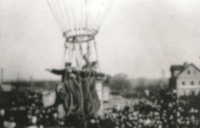 Stadtarchiv Weimar, 60 10-5/26, Start eines Luftballons neben der alten Gasanstalt, 1900