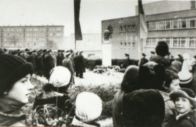 Stadtarchiv Weimar, 60 10-5/26, Feier vor dem Russischen Offiziersheim, Abzweig nach Lützendorf, 1980